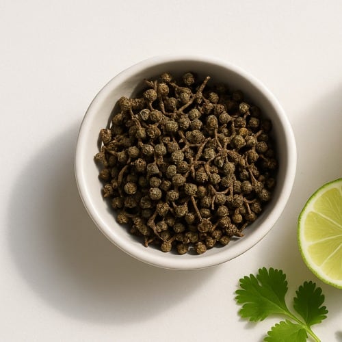 Sušený andaliman v misce s limetkou